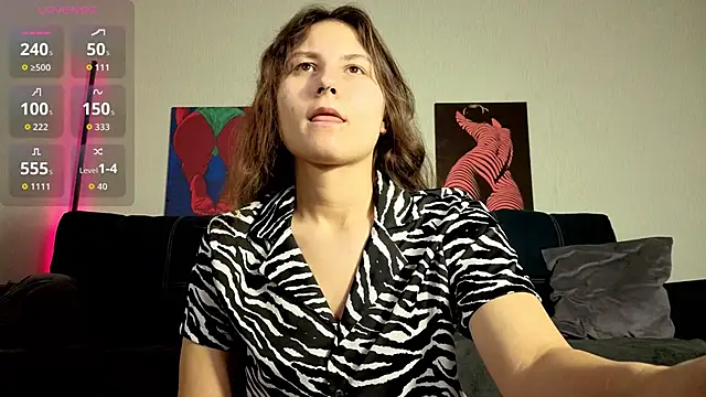 Snapshot of TrixiBell chatting on 11.08.25 TrixiBell online show from 11.08.25