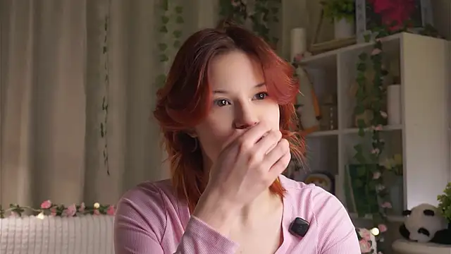 Snapshot of BlytheBenny chatting on 11.28.25 BlytheBenny online show from 11.28.25