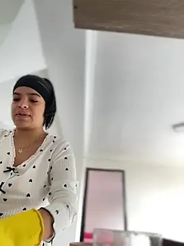 JuanitaMore01 online show from 11.16.25