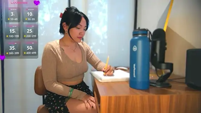 Snapshot of yuzhara chatting on 10.29.25 yuzhara online show from 10.29.25