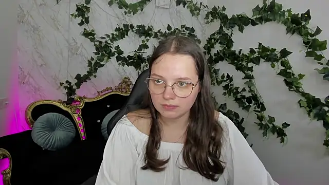 Snapshot of SophieDreamss chatting on 09.24.25 SophieDreamss online show from 09.24.25