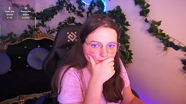 Snapshot of SophieDreamss chatting on 11.14.25 SophieDreamss online show from 11.14.25