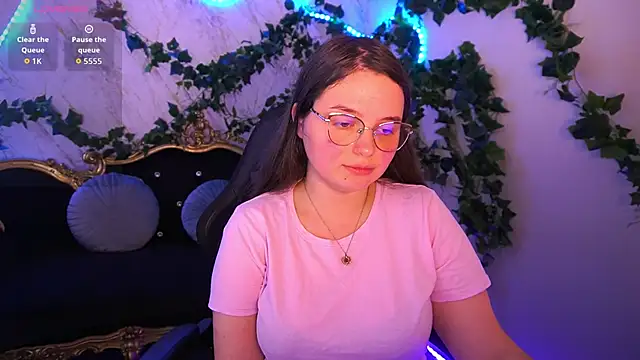 Snapshot of SophieDreamss chatting on 11.15.25 SophieDreamss online show from 11.15.25