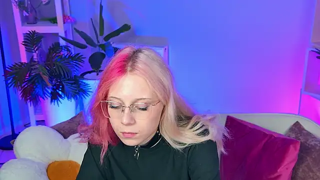 Snapshot of SakuraBliss chatting on 10.02.25 SakuraBliss online show from 10.02.25