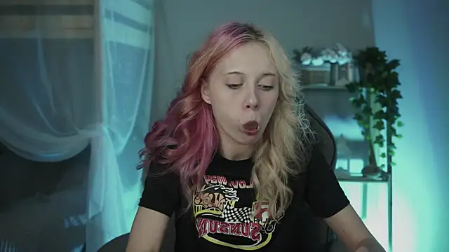 Snapshot of SakuraBliss chatting on 10.22.25 SakuraBliss online show from 10.22.25