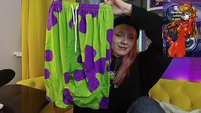 Snapshot of SakuraBliss chatting on 10.27.25 SakuraBliss online show from 10.27.25