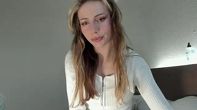 Snapshot of MilaDeLune chatting on 11.08.25 MilaDeLune online show from 11.08.25