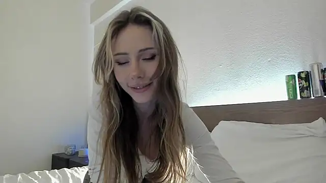 Snapshot of MilaDeLune chatting on 12.05.25 MilaDeLune online show from 12.05.25