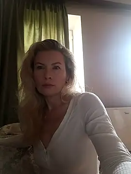 Julia Giulia online show from 10.01.25