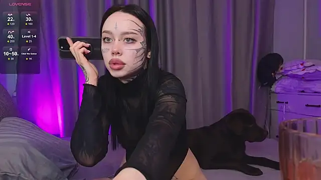 Snapshot of Somniyaa chatting on 11.29.25 Somniyaa online show from 11.29.25