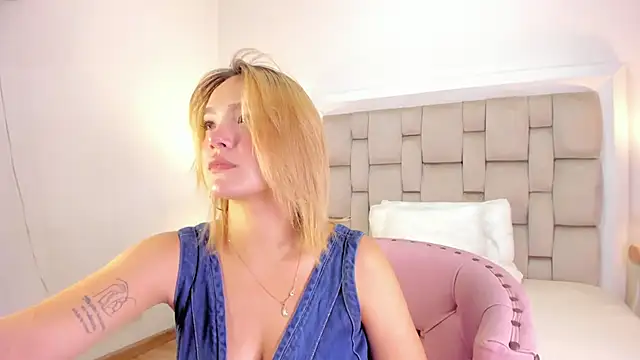 Snapshot of frehia_dimou chatting on 05.17.26 frehia dimou online show from 05.17.26