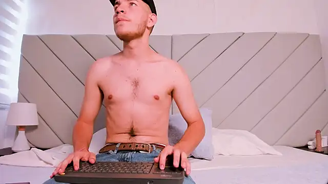 Snapshot of lara_and_danny chatting on 09.11.25 lara and danny online show from 09.11.25