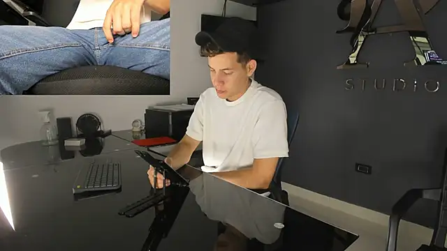 Snapshot of lara_and_danny chatting on 09.27.25 lara and danny online show from 09.27.25