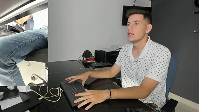 Snapshot of lara_and_danny chatting on 10.04.25 lara and danny online show from 10.04.25