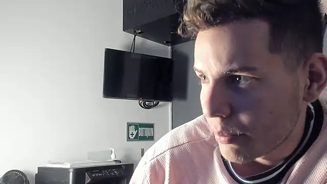 Snapshot of lara_and_danny chatting on 10.10.25 lara and danny online show from 10.10.25