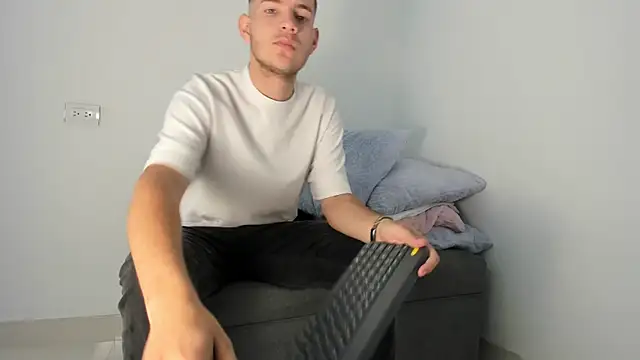 Snapshot of lara_and_danny chatting on 10.23.25 lara and danny online show from 10.23.25