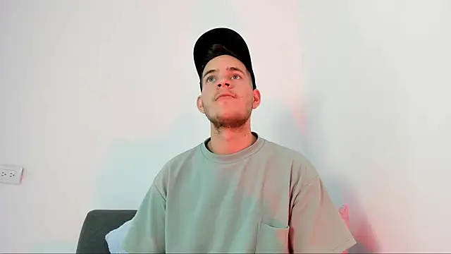 Snapshot of lara_and_danny chatting on 10.26.25 lara and danny online show from 10.26.25