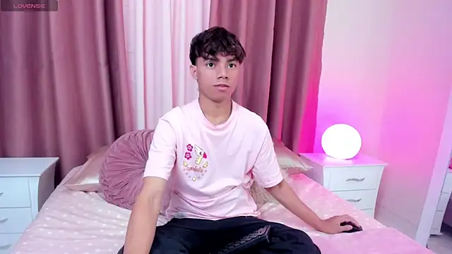 Snapshot of Honeymoon_sariel chatting on 10.22.25 Honeymoon sariel online show from 10.22.25