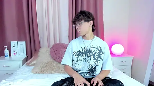 Snapshot of Honeymoon_sariel chatting on 11.30.25 Honeymoon sariel online show from 11.30.25