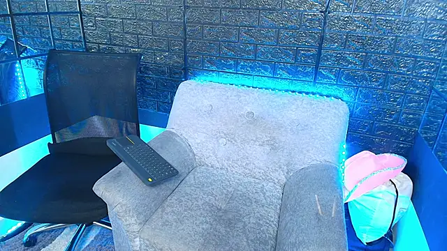 Snapshot of HellAndDante_ chatting on 11.24.25 HellAndDante online show from 11.24.25