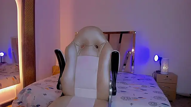 Elowen Clark online show from 01.06.26