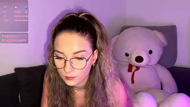 Snapshot of ScarlettSmithX chatting on 11.17.25 ScarlettSmithX online show from 11.17.25