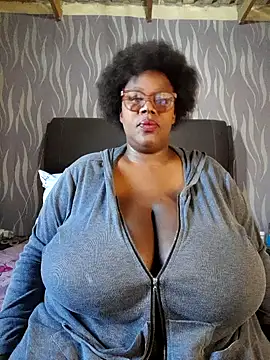 Snapshot of BoobsQueen46K chatting on 06.11.26 BoobsQueen46K online show from 06.11.26