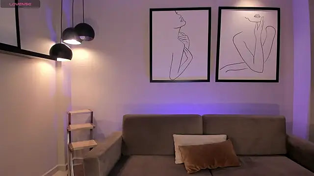 MiaLaurence online show from 10.08.25