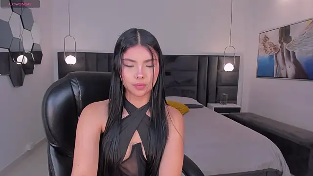 Snapshot of MiaLaurence chatting on 06.25.26 MiaLaurence online show from 06.25.26