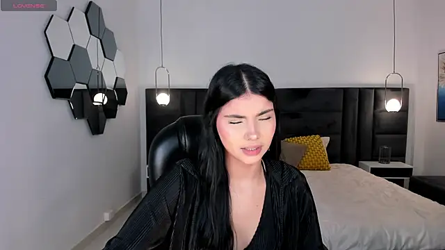 Snapshot of MiaLaurence chatting on 07.12.26 MiaLaurence online show from 07.12.26