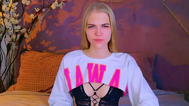 4example Chloe online show from 10.20.25