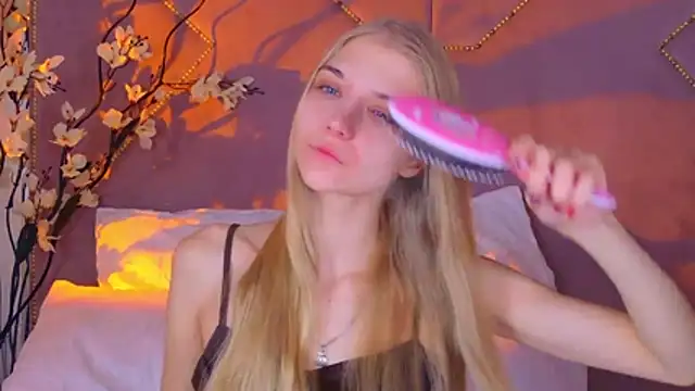 4example Chloe online show from 11.06.25