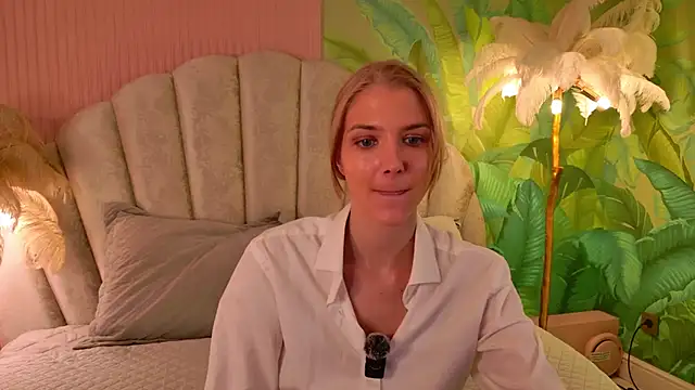 Snapshot of 4example_Chloe chatting on 06.15.26 4example Chloe online show from 06.15.26