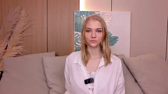 Snapshot of 4example_Chloe chatting on 06.18.26 4example Chloe online show from 06.18.26