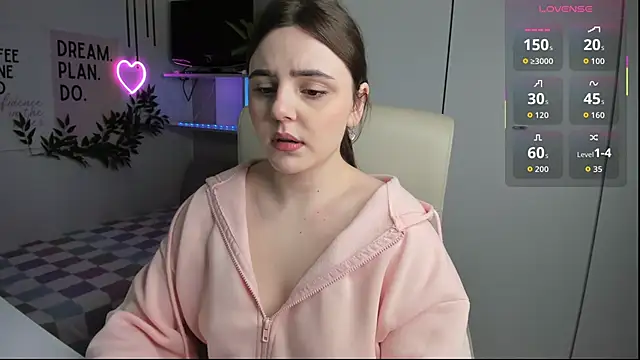 LiaWoow online show from 09.28.25