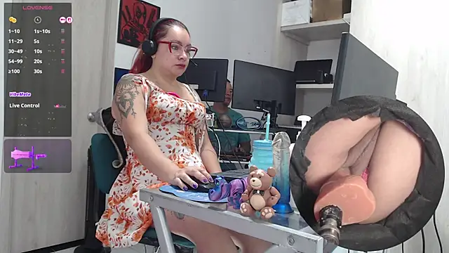 Snapshot of leidydi223 chatting on 11.21.25 leidydi223 online show from 11.21.25