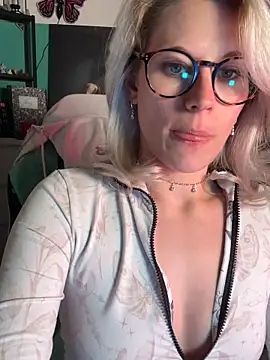 Snapshot of TheRealJessyLey chatting on 05.12.26 TheRealJessyLey online show from 05.12.26