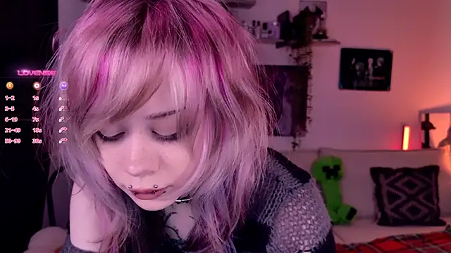 Snapshot of Lollyshy chatting on 11.19.25 Lollyshy online show from 11.19.25