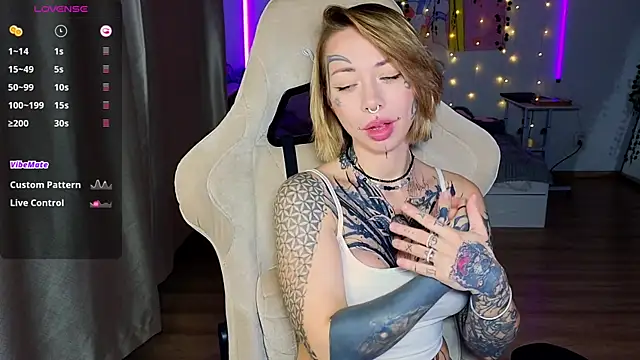 Snapshot of bunnykellyyy chatting on 10.23.25 bunnykellyyy online show from 10.23.25