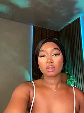 Snapshot of alisonn_moon chatting on 10.26.25 alisonn moon online show from 10.26.25