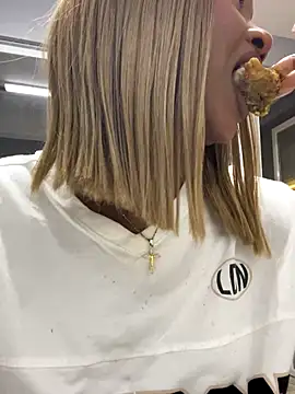 Snapshot of alisonn_moon chatting on 11.22.25 alisonn moon online show from 11.22.25