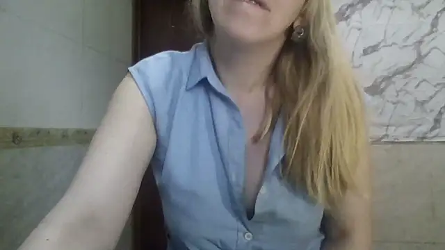 Snapshot of MiyaHottie chatting on 04.28.26 MiyaHottie online show from 04.28.26