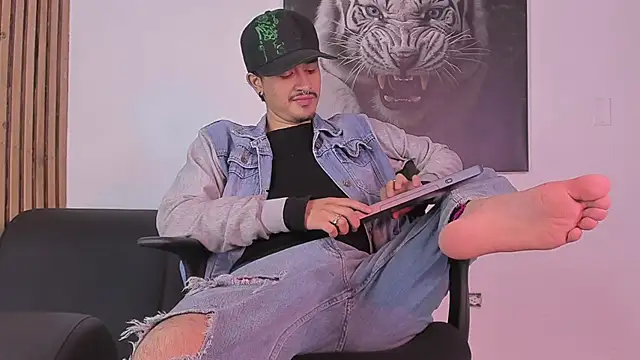 Snapshot of DimitriDeluxe chatting on 10.04.25 DimitriDeluxe online show from 10.04.25