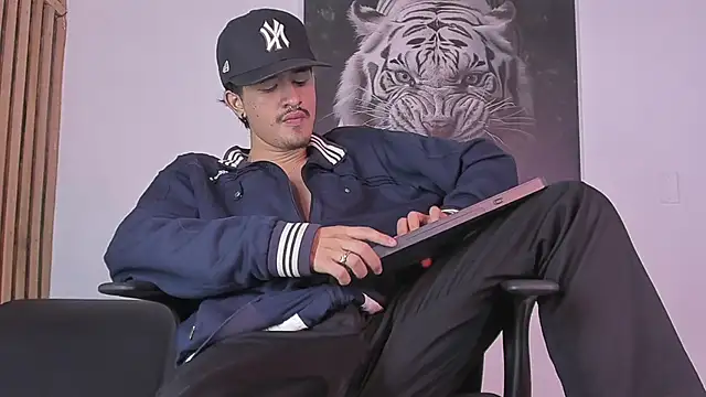 Snapshot of DimitriDeluxe chatting on 10.06.25 DimitriDeluxe online show from 10.06.25