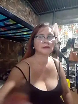 Snapshot of SexyHottMom chatting on 04.18.26 SexyHottMom online show from 04.18.26