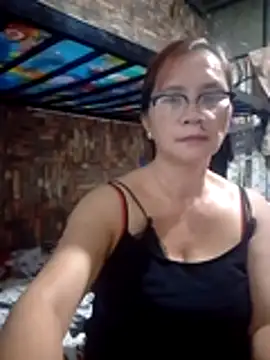Snapshot of SexyHottMom chatting on 04.22.26 SexyHottMom online show from 04.22.26
