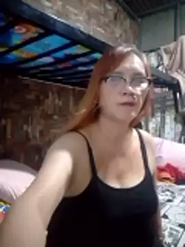 Snapshot of SexyHottMom chatting on 04.23.26 SexyHottMom online show from 04.23.26