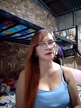 Snapshot of SexyHottMom chatting on 04.25.26 SexyHottMom online show from 04.25.26