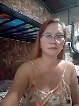Snapshot of SexyHottMom chatting on 04.28.26 SexyHottMom online show from 04.28.26