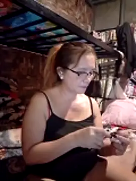 Snapshot of SexyHottMom chatting on 06.12.26 SexyHottMom online show from 06.12.26